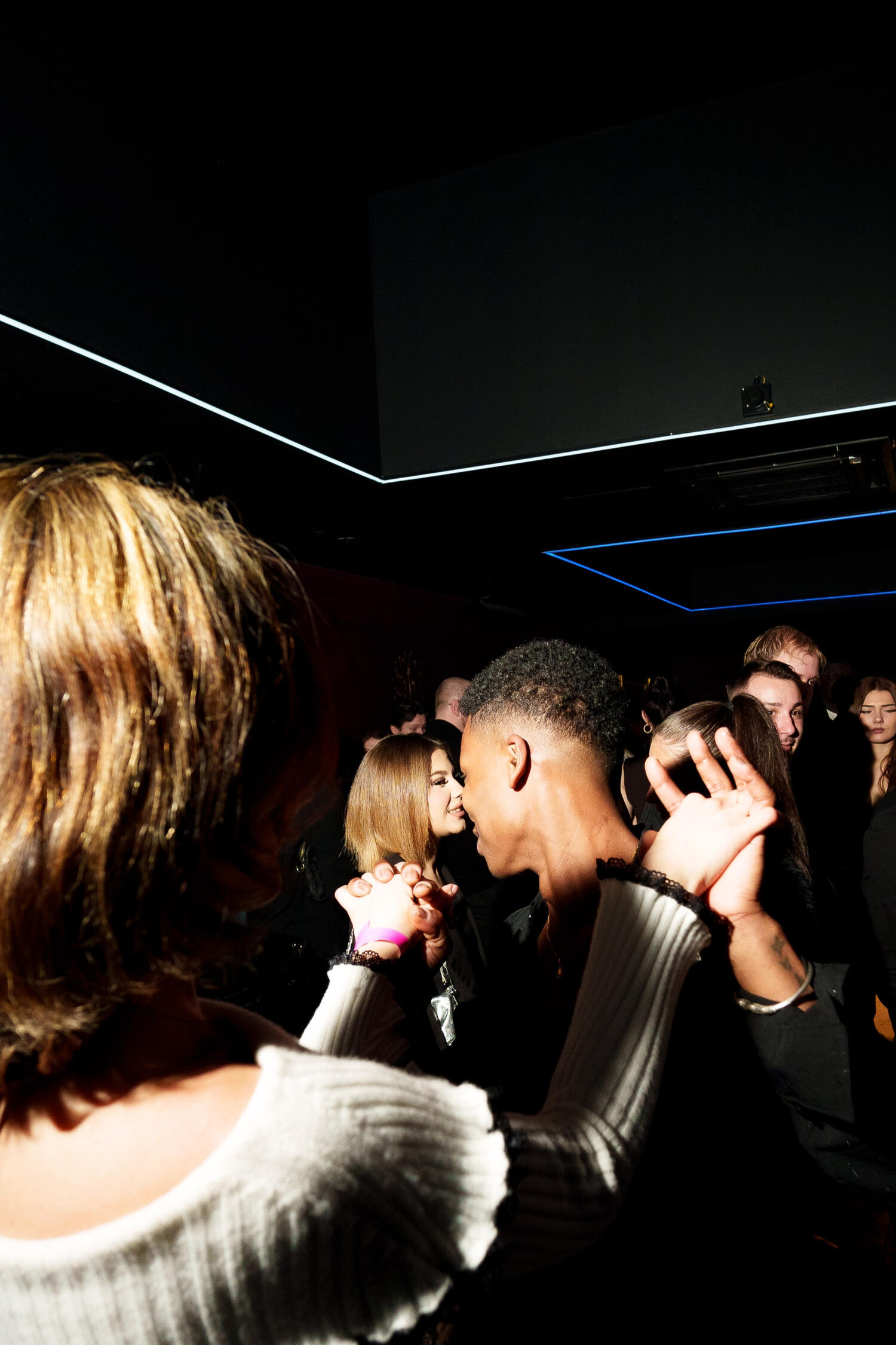 Ambiance conviviale pour soirées et anniversaires Groupe d'amis partageant des cocktails dans un cadre chaleureux.