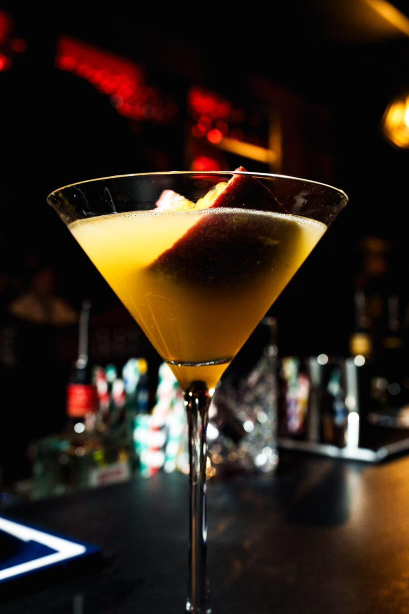 Cocktails signature et snacks gourmands au Fancy Cocktail maison avec présentation soignée et snacks assortis.