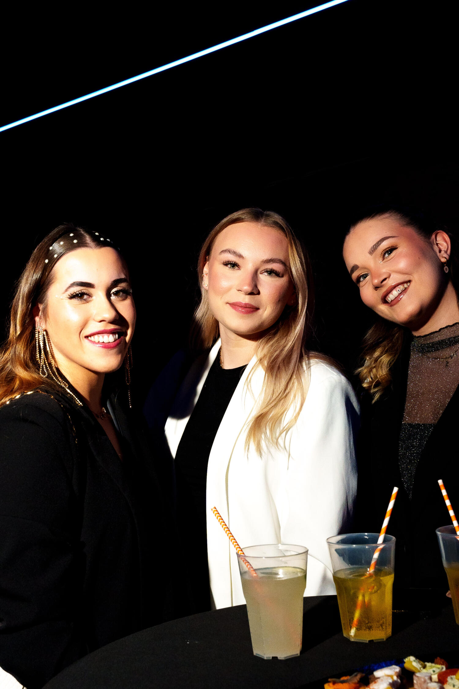 Atelier cocktail avec un professionnel au Fancy Atelier pratique de préparation de cocktails dans le bar.