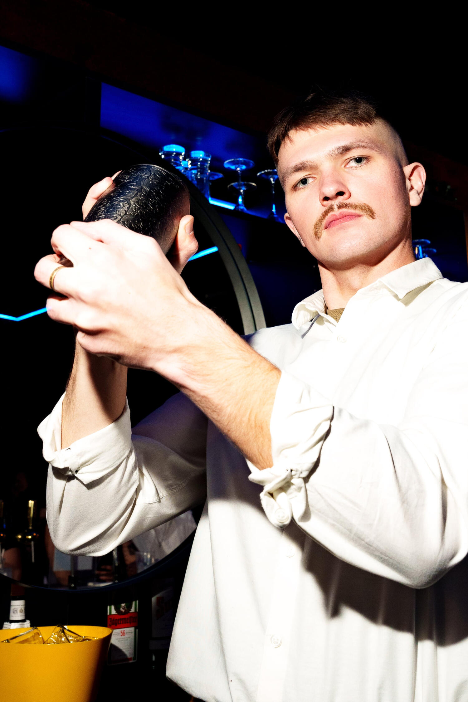 Salle privée au Fancy pour événements sur-mesure Espace privatisé avec décoration festive.